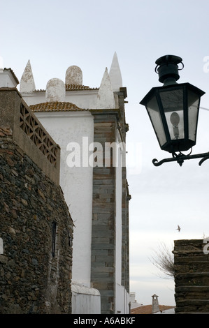 Lampione e il campanile di una chiesa nel medioevo hill top village di Monsaraz Alto Alentejo Portogallo Europa Foto Stock