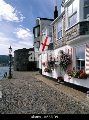 Bayard's Cove Fort, costruito per difendere l'ingresso del porto di River Dart, visto oltre il sentiero acciottolato e i cottage sul fiume, giorno estivo a Dartmouth, Devon, Inghilterra, Regno Unito Foto Stock