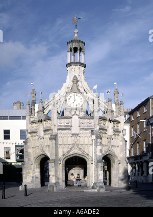 Chichester Cross elaborate pietre Caen ottagonali del XVI secolo mercato perpendicolare incrociato edificio di grado i nel centro della città West Sussex Inghilterra Regno Unito Foto Stock