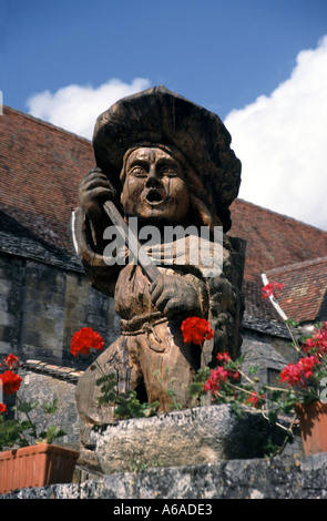 Jacquou le Croquant è collegato alla storia storica del libro e al personaggio del film, statua in pietra solida, scultura Domme commune Dordogne Nouvelle Aquitaine Francia Foto Stock