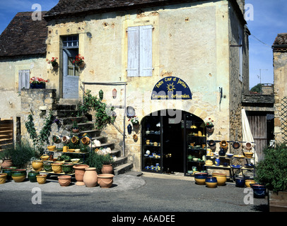 Il negozio francese in un vecchio edificio espone vasi e ceramiche nel comune di Domme nel dipartimento della Dordogna in Nouvelle-Aquitaine nel sud-ovest della Francia Foto Stock