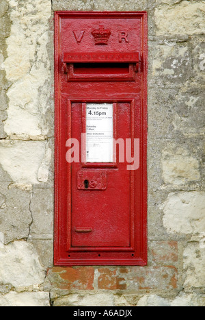 Rare vittoriana inglese casella di posta elettronica continua ad essere usato in un piccolo villaggio degli spazi vuoti per il proprio testo Foto Stock