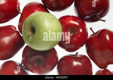 Rosso e mele verdi su sfondo bianco Foto Stock