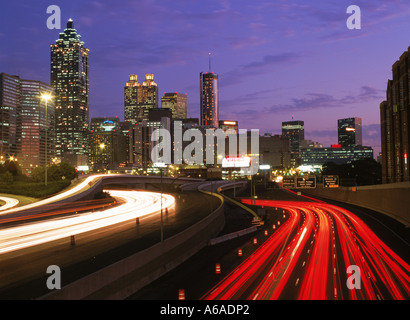 Autostrade 75 e 85 di entrata e di uscita dei Atlanta Civic Center al crepuscolo Foto Stock