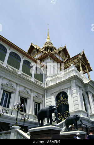 Statua di elefante fuori Grand Palace trono Hall, Bangkok, Thailandia Foto Stock