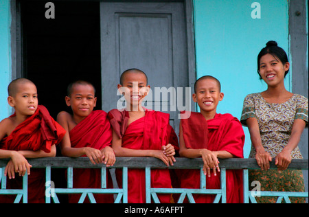 Giovani monaci in Myanmar Foto Stock