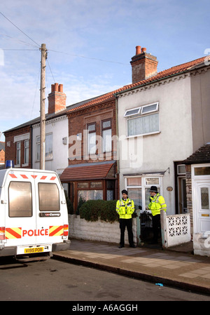 La polizia di guardia A CASA IN BIRMINGHAM DOPO UNA SERIE DI TERRORISMO incursioni correlati Gen 2007 Foto Stock