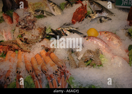 Ristorante con piatti a base di frutti di mare freschi su ghiaccio al display, Venezia, Italia, Europa. Foto di Willy Matheisl Foto Stock