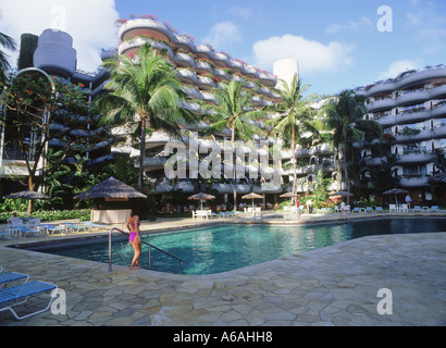 Una giovane donna dalla piscina presso il Shangri la Rasa Hotel sull'Isola di Sentosa in Singapore Foto Stock