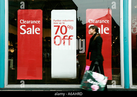 Giovane donna shopping durante il gioco di vendita articoli per il cacciatore di affare Foto Stock