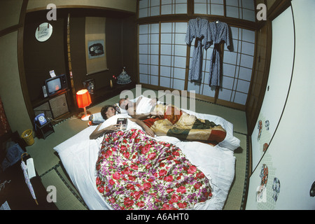 Paio di dormire su futon in tipica casa giapponese o in stile Giapponese bed and breakfast chiamato ryokan Foto Stock