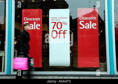 Giovane donna shopping per un affare nelle vendite Foto Stock