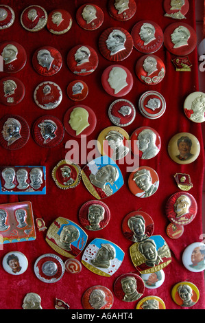 Mao Tse Tung distintivi al mercato di antiquariato di Nanchang, Jiangxi, Cina. 2006 Foto Stock