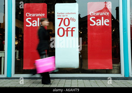 Giovane donna shopping per un affare nelle vendite Foto Stock