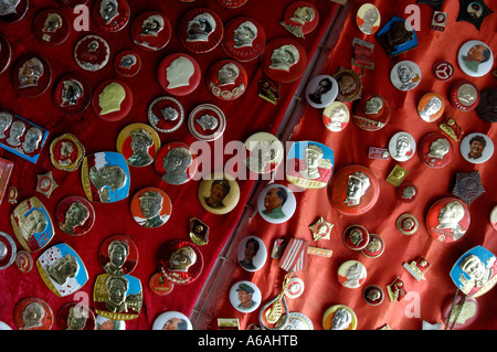 Mao Tse Tung distintivi al mercato di antiquariato di Nanchang, Jiangxi, Cina. 2006 Foto Stock