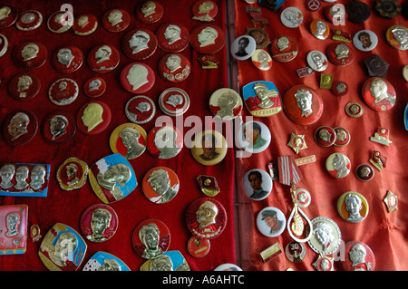 Mao Tse Tung distintivi al mercato di antiquariato di Nanchang, Jiangxi, Cina. 2006 Foto Stock
