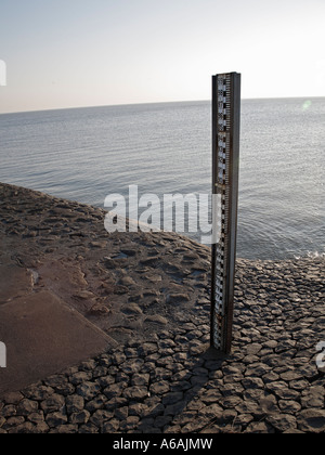 Vista mare con la bassa marea con indicatore livello acqua visibile, Mare del Nord, Nord Frisia, Germania, profondità post Foto Stock