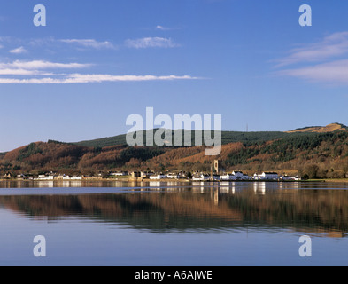 Inveraray città riflessa in Loch Fyne con colline oltre visto dal punto Strone, Inveraray Argyll and Bute Scozia UK Gran Bretagna Foto Stock