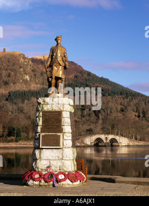 Inveraray Argyll Bute Scozia UK PRIMA GUERRA MONDIALE MEMORIAL accanto a Loch Shira con Aray bridge Foto Stock