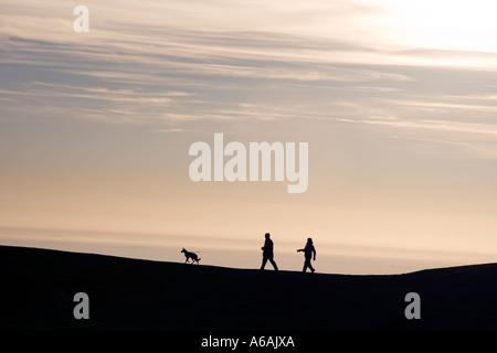 Walkers sul top della Malvern Hills in WORCESTERSHIRE REGNO UNITO in inverno Foto Stock