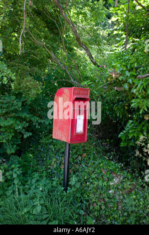 Una casella di posta tra gli alberi del villaggio Costwold di Blockley GLOUCESTERSHIRE REGNO UNITO 2005 Foto Stock