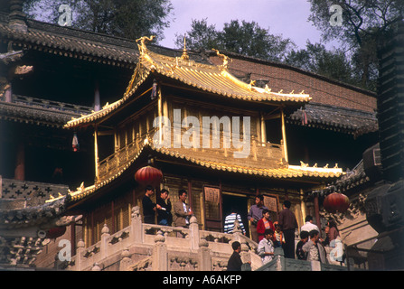 Cina, Shanxi, Taihuai, Wutai Shan, Xian Tong Si, visitatori sui passi e gallerie del tempio Foto Stock