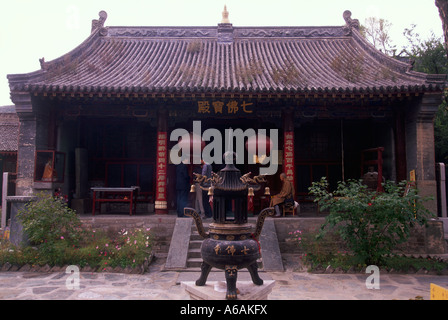 Cina, Shanxi, Taihuai, Wutai Shan, Qi Fo Si, incenso bruciatore nella parte anteriore del tempio Foto Stock