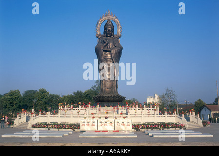 Cina, Hubei, Wuhan, Guiyuan Si, bronzo gigantesca statua del Buddha nei giardini del tempio buddista Foto Stock