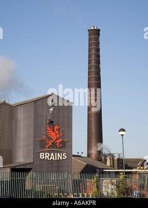 SA cervelli Brewery camino e impianto Cardiff Wales UK Foto Stock