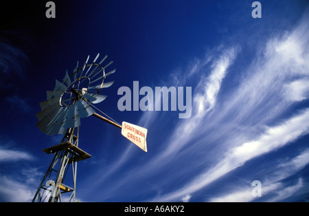 Pompa di vento nell'outback australiano, Sud Australia, Flinders Ranges. Foto Stock
