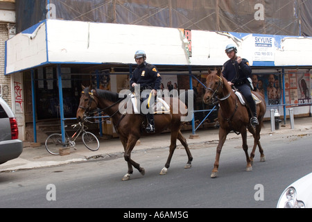 Montato NYPD poliziotti in servizio nella città di New York New York NY USA Foto Stock