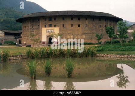 Cina, Fujian, Yongding, la parete esterna della fortezza di terracotta tulou, una rotonda alloggiamento abitazione Hakka persone Foto Stock