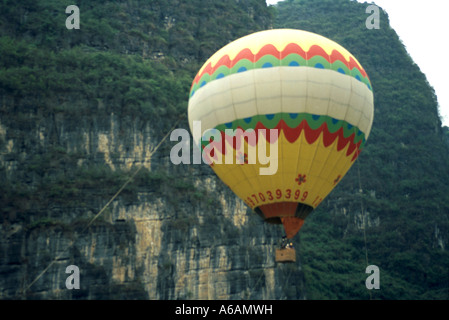 La Cina, nel Guangxi, Yangshuo, i visitatori in mongolfiera galleggiante di viaggio tra Carso fengcong o cluster di picco formazioni carsiche Foto Stock