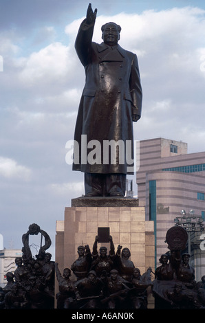 Cina, Liaoning, Shenyang, Zhongshan Square, colossale statua in bronzo di Mao Zedong, basso angolo di visione Foto Stock