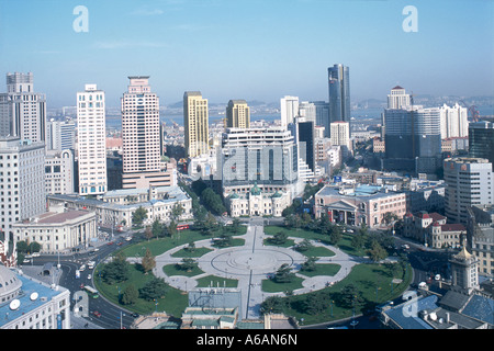 Cina, Liaoning, Dalian, Guangchang Zhongshan Zhongshan (piazza), prati circondati da anello di edifici coloniali Foto Stock