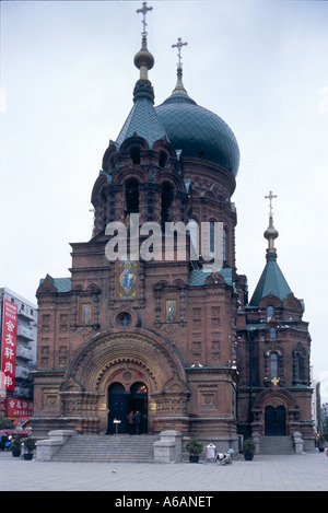 Cina, Heilongjiang, Harbin, Chiesa di Santa Sofia,rosso-mattone facciata della cattedrale ortodossa e rabboccato con verde, cipolla a forma di cupola Foto Stock