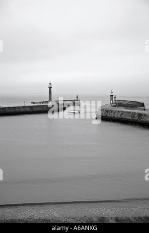 Nave proveniente attraverso il porto di Whitby North Yorkshire Foto Stock