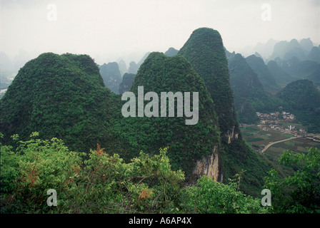 La Cina, nel Guangxi, Yangshuo, fengcong karst, o cluster di picco karst, con picchi di forma conica della depressione o della dolina Foto Stock