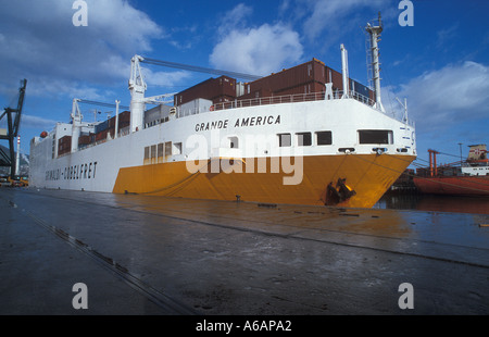 Contenitore e auto vettore Grande America nel porto Foto Stock
