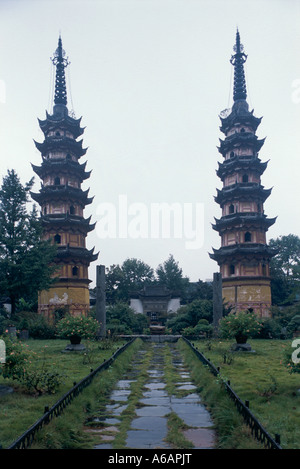 Cina, Jiangsu, Suzhou, Shuang Ta, ottagonale Song Dynasty twin pagode primo costruito in ANNUNCIO 982 Foto Stock