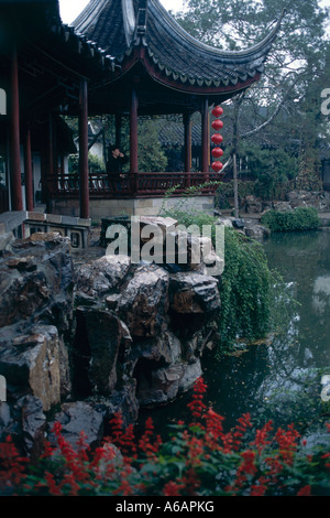 Cina, Jiangsu, Suzhou, Wangshi Yuan (Padiglione per guardare la luna), la struttura si affaccia su lago centrale in giardini Foto Stock