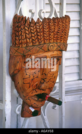 Maschera in legno per la vendita in un mercato di Cienfuegos in Cuba Foto Stock