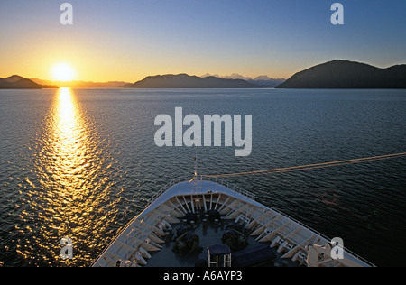 Tramonto dalla nave da crociera lungo il passaggio interno. Vicino a Ketchikan. L'Alaska. Stati Uniti Foto Stock