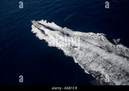 Guardia di Finanza imbarcazione viaggia ad alta velocità nel mare Mediterraneo Foto Stock