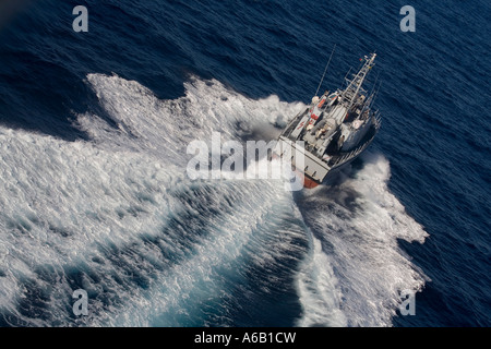 Guardia di Finanza imbarcazione viaggia ad alta velocità nel mare Mediterraneo Foto Stock