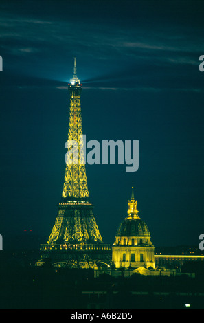 Parigi Torre Eiffel e da Les Invalides illuminata di notte Parigi Francia Europa Foto Stock