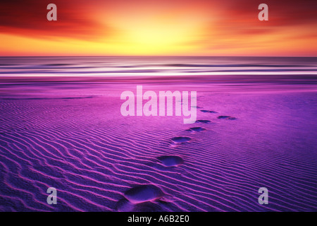 Impronte sulla spiaggia presso Sunrise Cape Hatteras Carolina del Nord Foto Stock