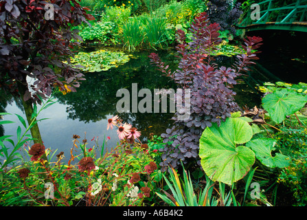 Giardino ornamentale stagno e giapponese Blue Bridge a Giverny casa dell'artista impressionista Claude Monet in Normandia Francia. Foto Stock