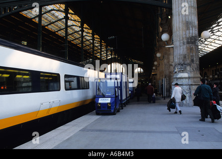 Parigi Gare du Nord stazione ferroviaria Eurostar passeggeri con piattaforma i loro bagagli si precipitavano a bordo del treno per il chunnel Viaggio a Londra Foto Stock