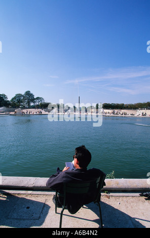 Francia Parigi Ile-de-France uomo rilassante presso il Grand Bassin Rond nello stagno Jardins des Tuileries all'ora di pranzo. Foto Stock